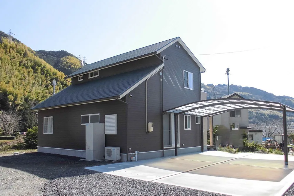 山小屋のような、デザイン住宅のような